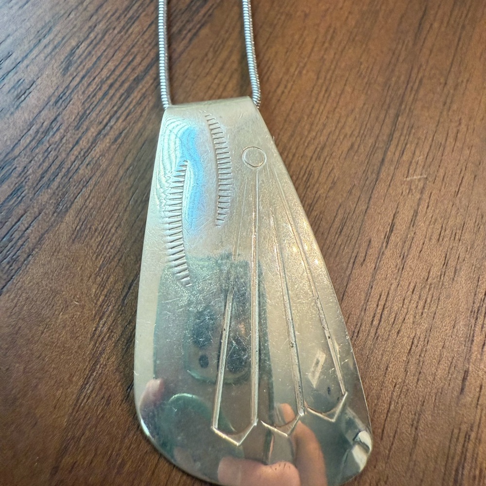Elegant Silver Pendant Necklace - Picture 3 of 5